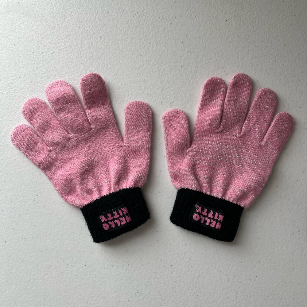 Hello Kitty Pink Accessory Bundle | Beanie, Gloves, Wallet, Watch & Keychain - Picture 7 of 17